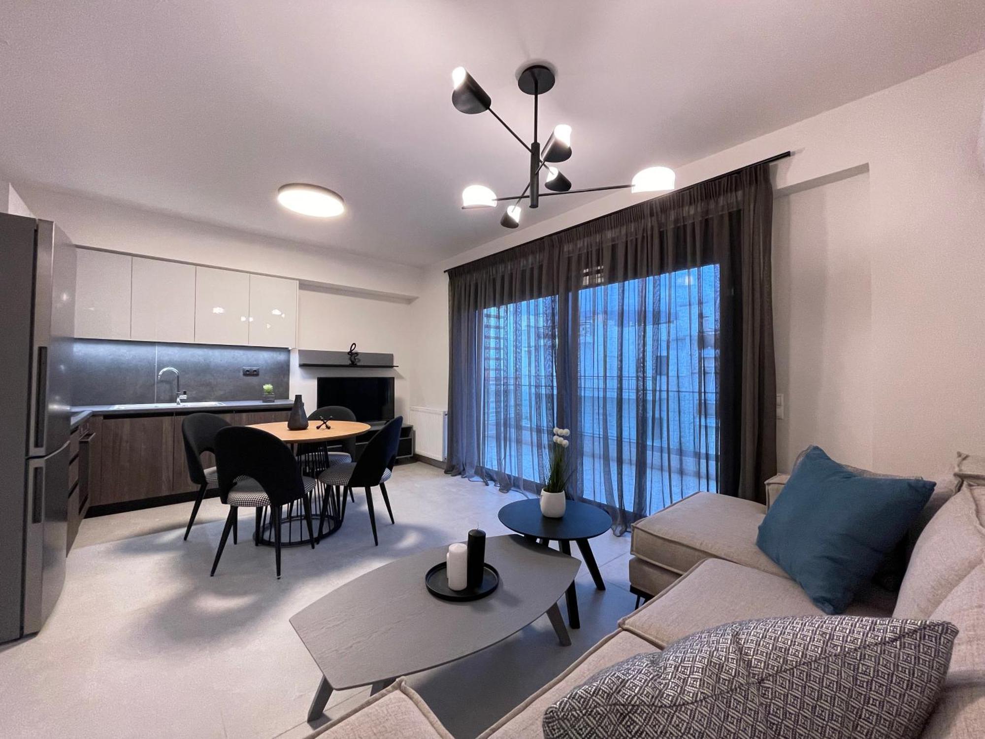 Apartment Gleaming Near Metro Mall