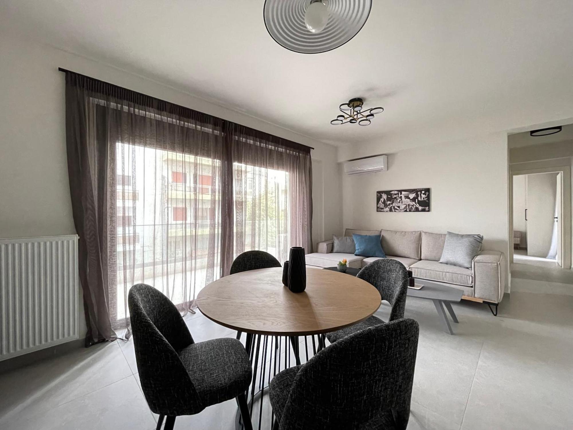 Apartment Gleaming Near Metro Mall