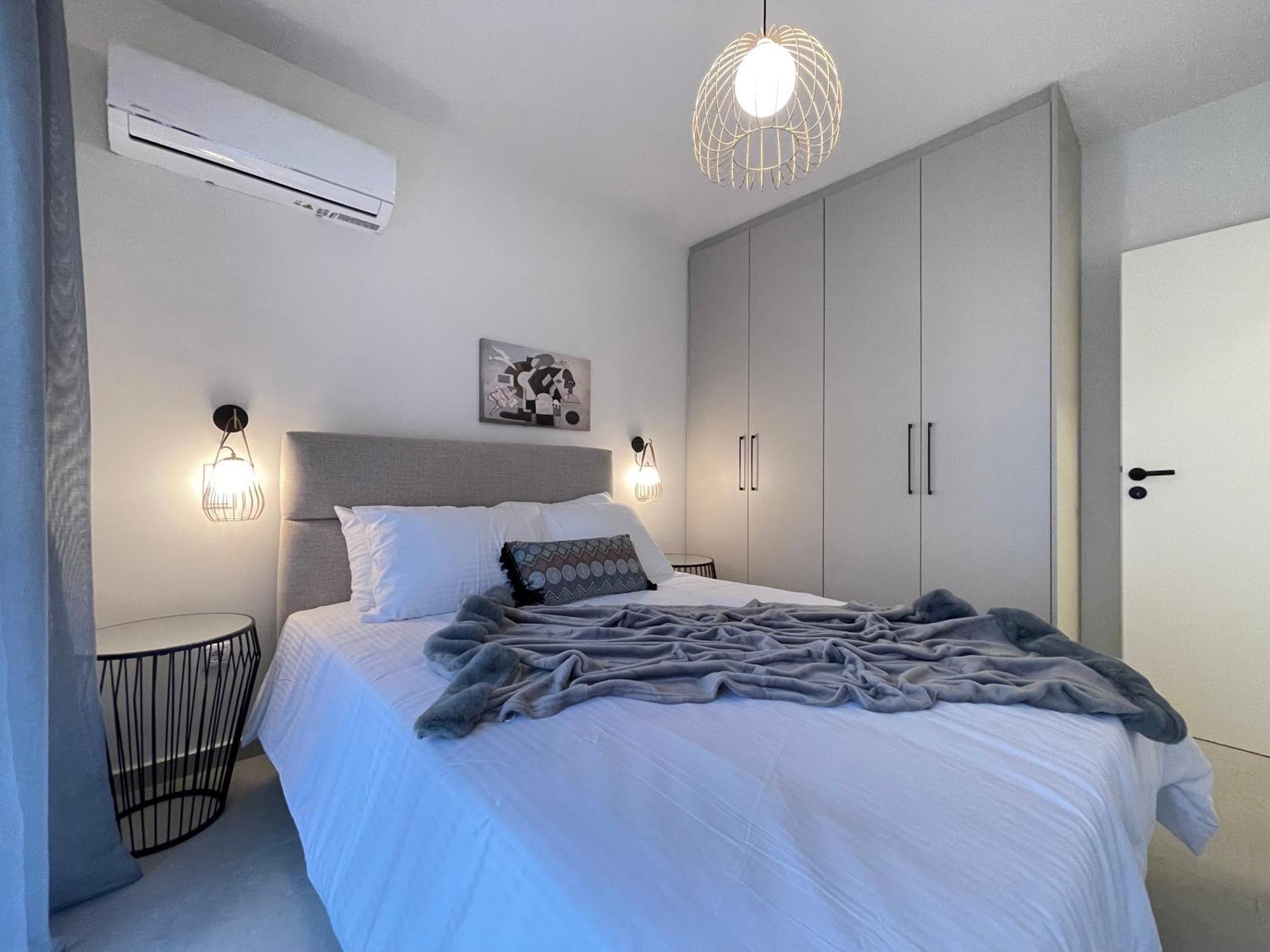 Apartment Gleaming Near Metro Mall